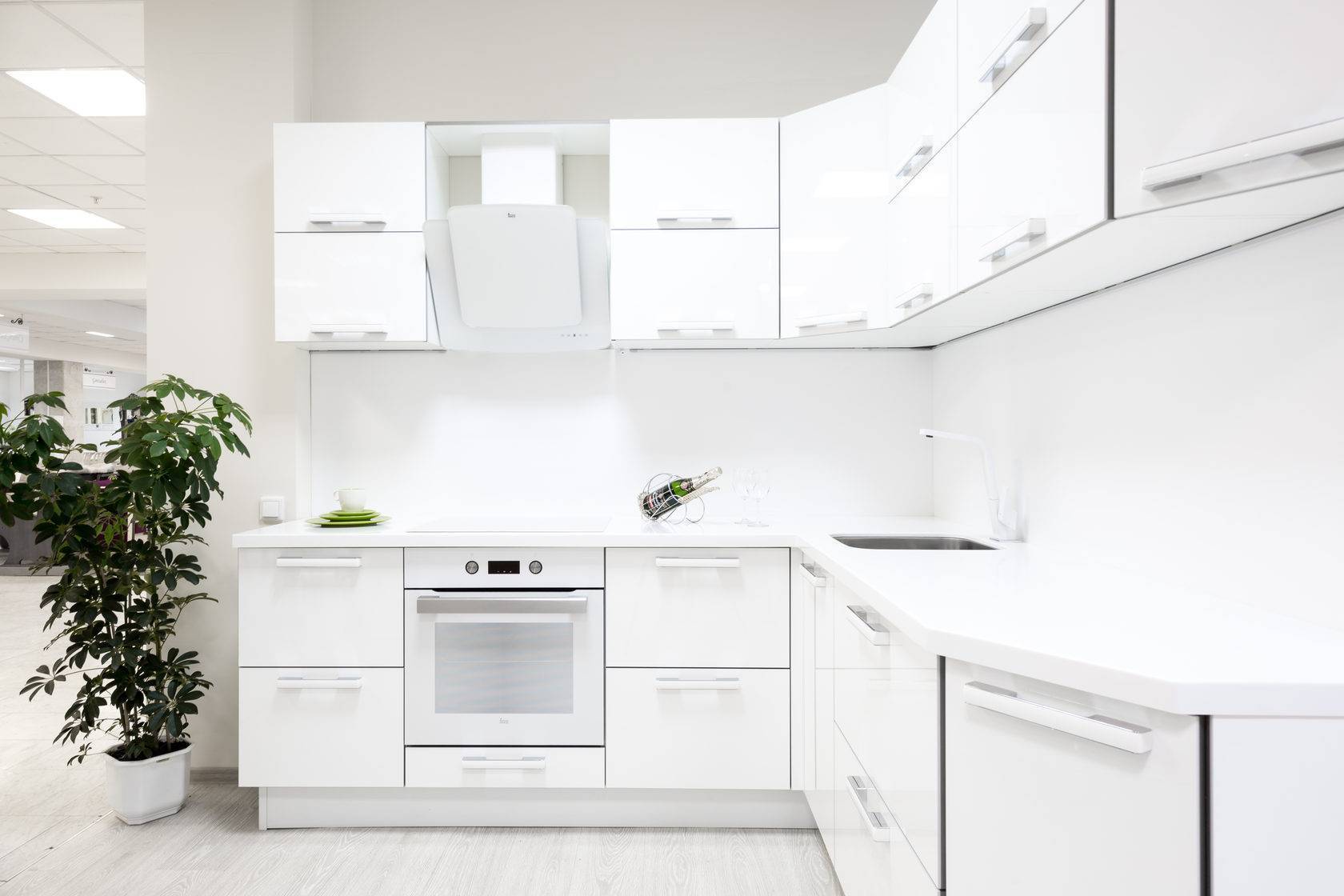 Нескучная белая кухня: правила дизайна и секреты удачного интерьера