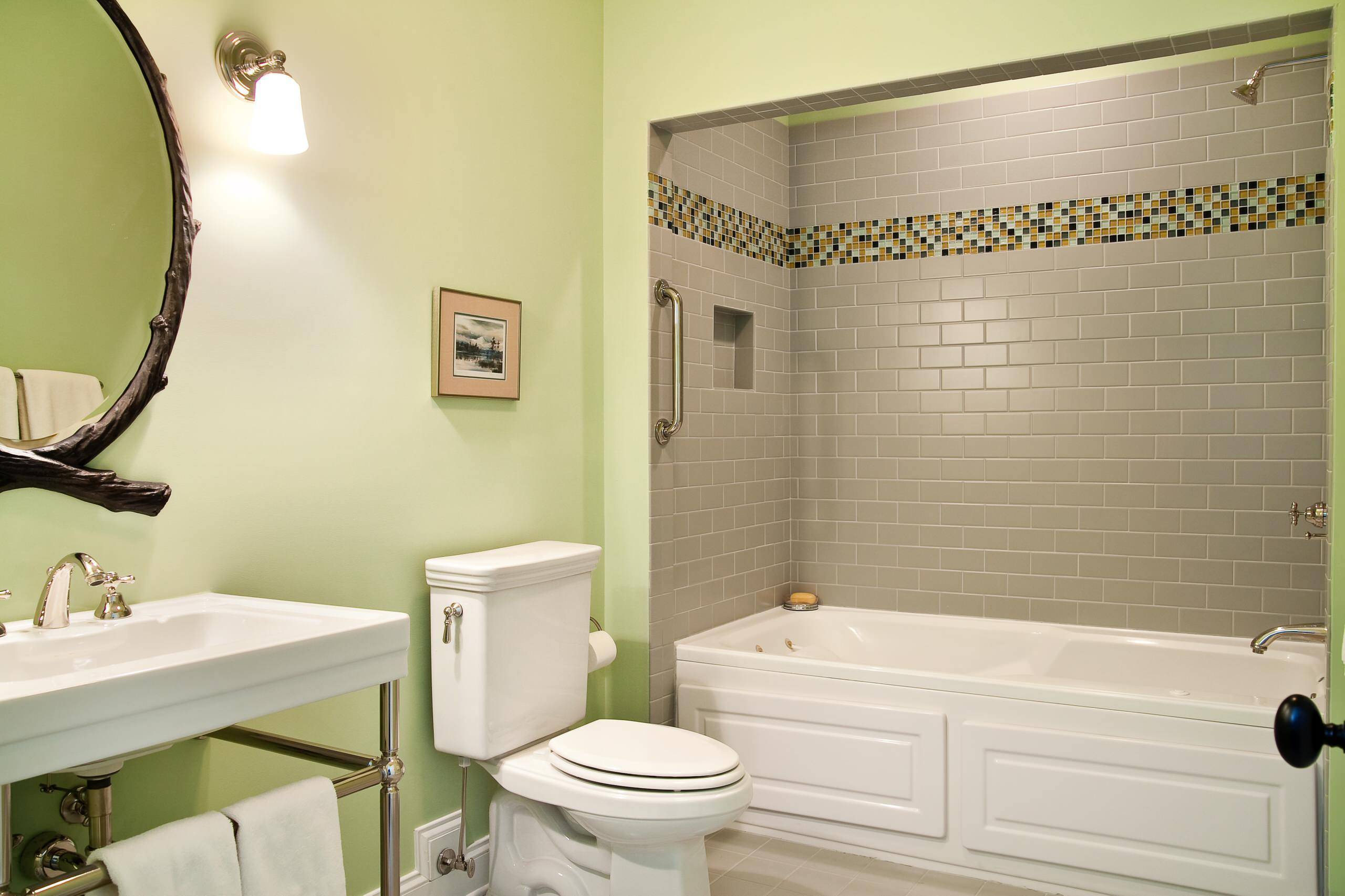 Чем отделывают стены в ванной кроме плитки?