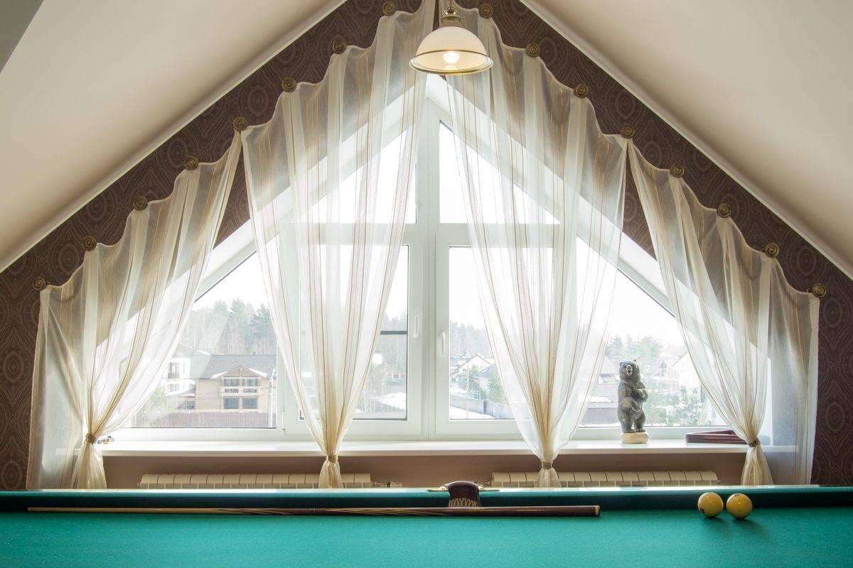 Какие выбрать шторы для мансардных окон - советы с фото примерами
