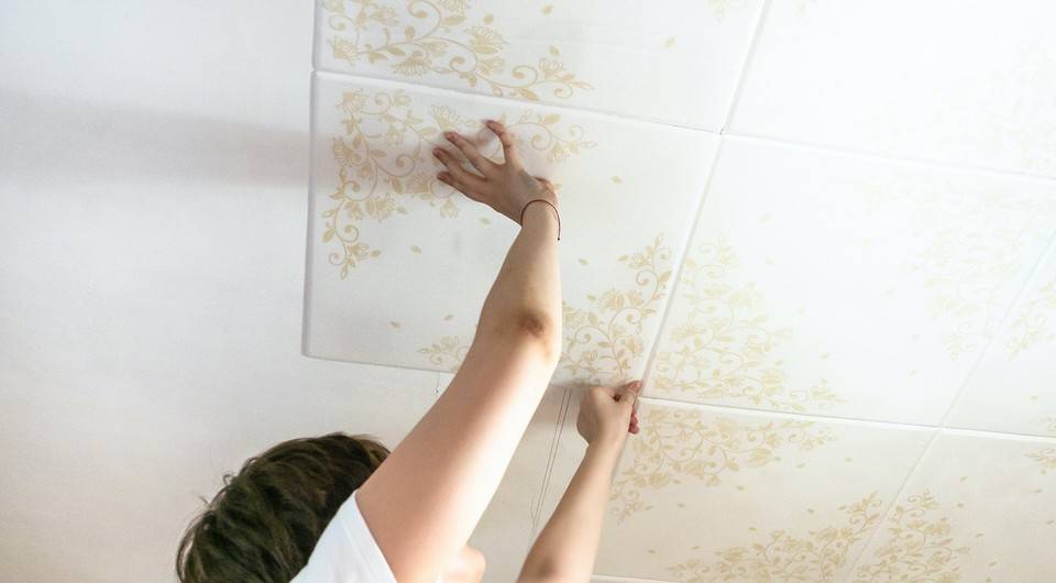 Как и чем отмыть потолочную плитку из пенопласта на кухне?