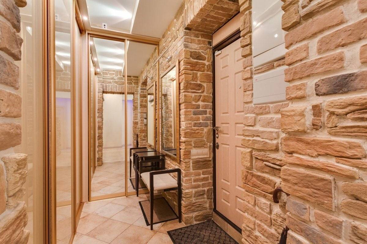 Отделка прихожей декоративным камнем и обоями - 99 фото идей