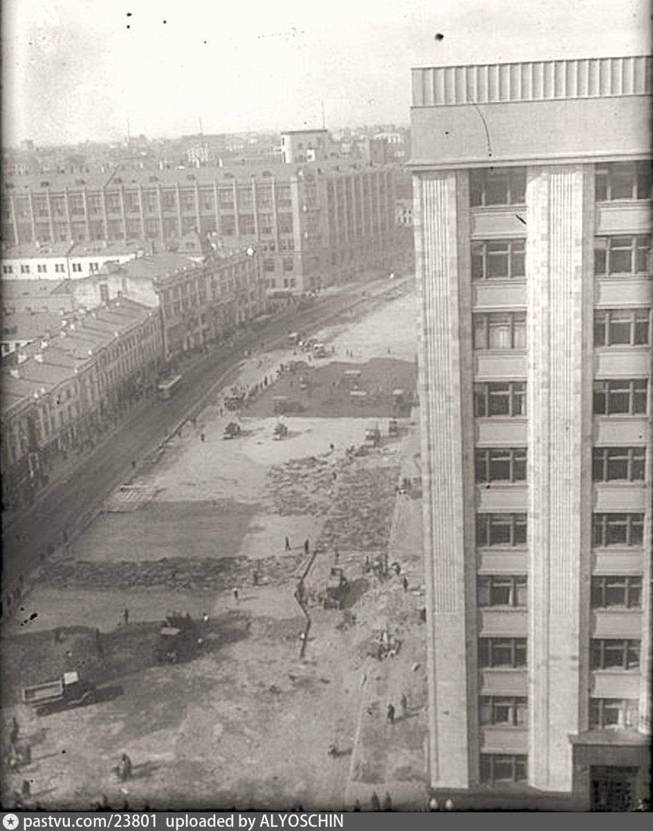 Движение домов. Тверская улица реконструкция 1930. Тверская улица в 30е годы. Тверская расширение улицы. Реконструкция Тверской 1930е.