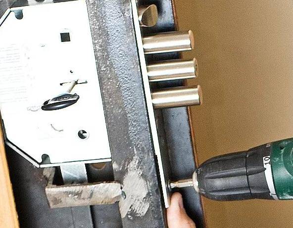 Врезка замка в металлическую дверь: этапы его монтажа