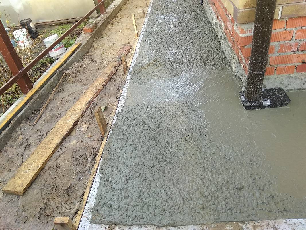 Чем покрыть бетонную отмостку вокруг дома? - строительство просто