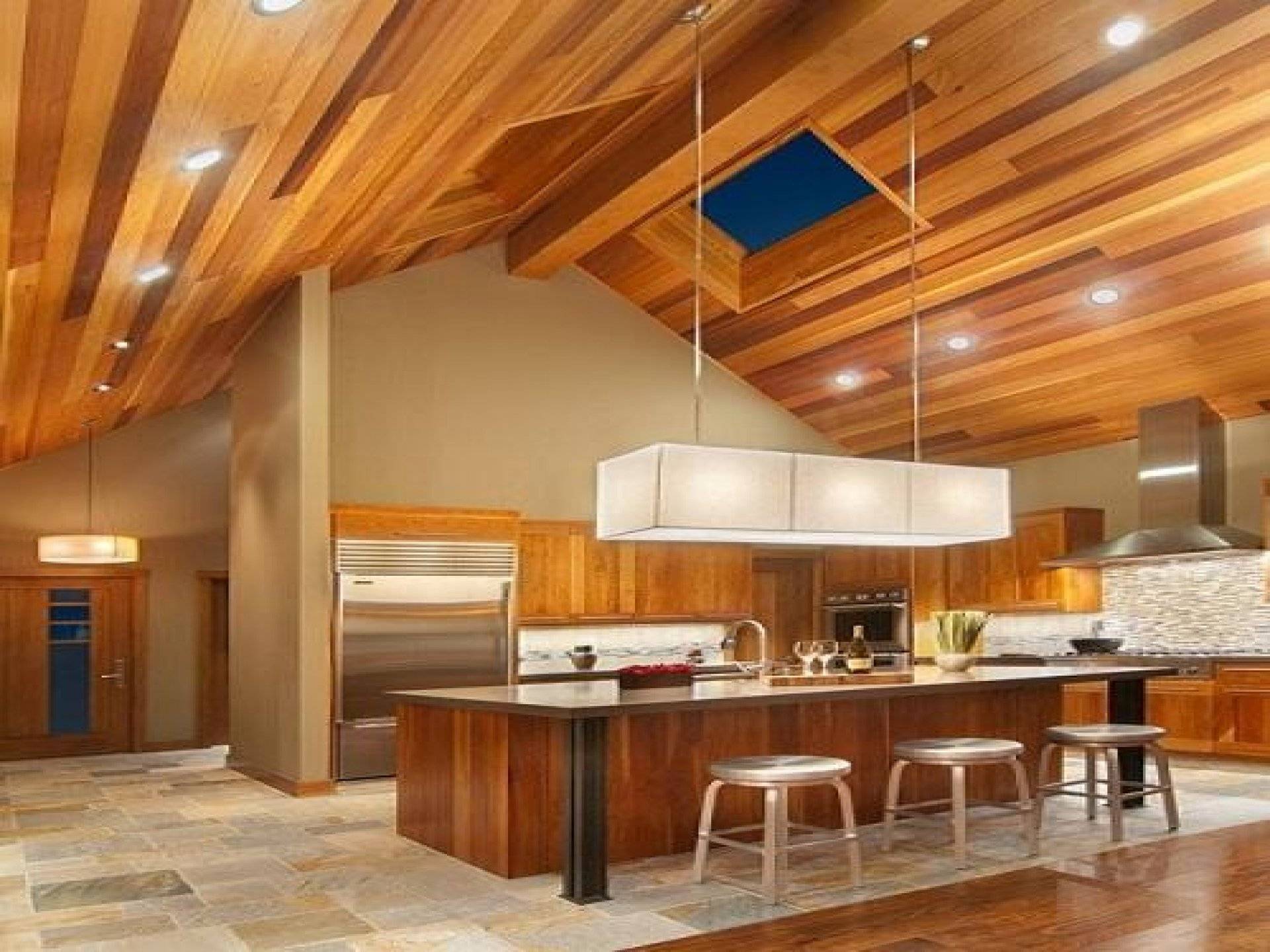Какие потолки лучше сделать в доме. Деревянный потолок. Дизайнерский потолок из дерева. Отделка деревянного потолка. Потолок под дерево.