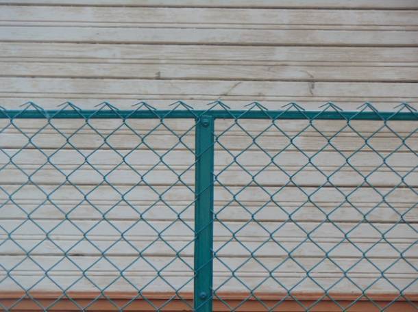 Чем можно покрасить забор из рабицы  или сетку в рулоне в домашних условиях, как это сделать своими руками?