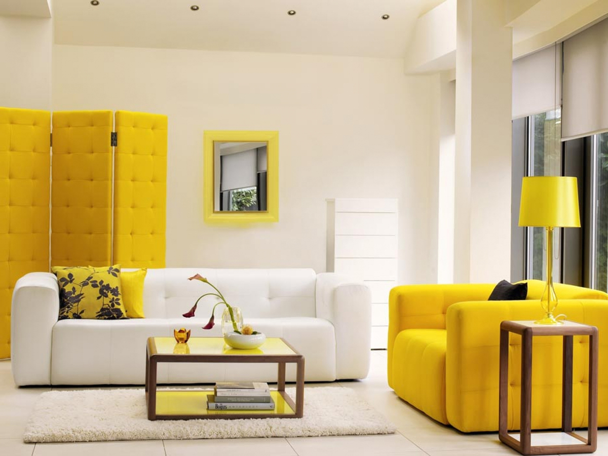 серый диван и желтое кресло в интерьере