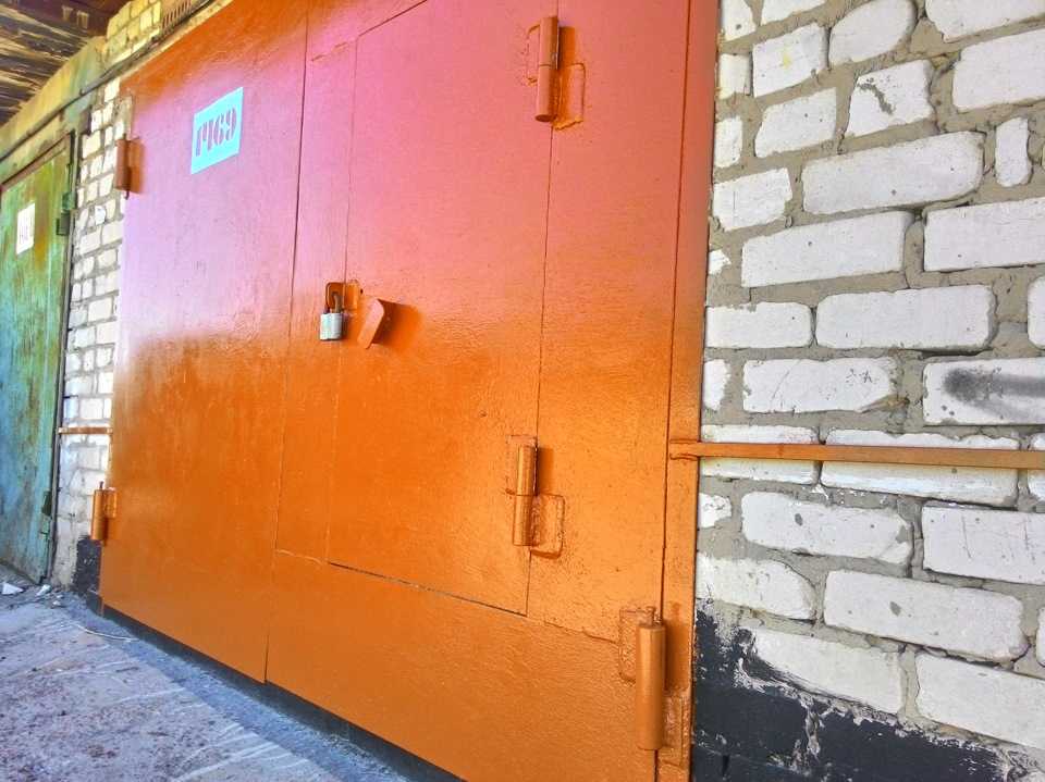 Покраска ворот металлического гаража снаружи