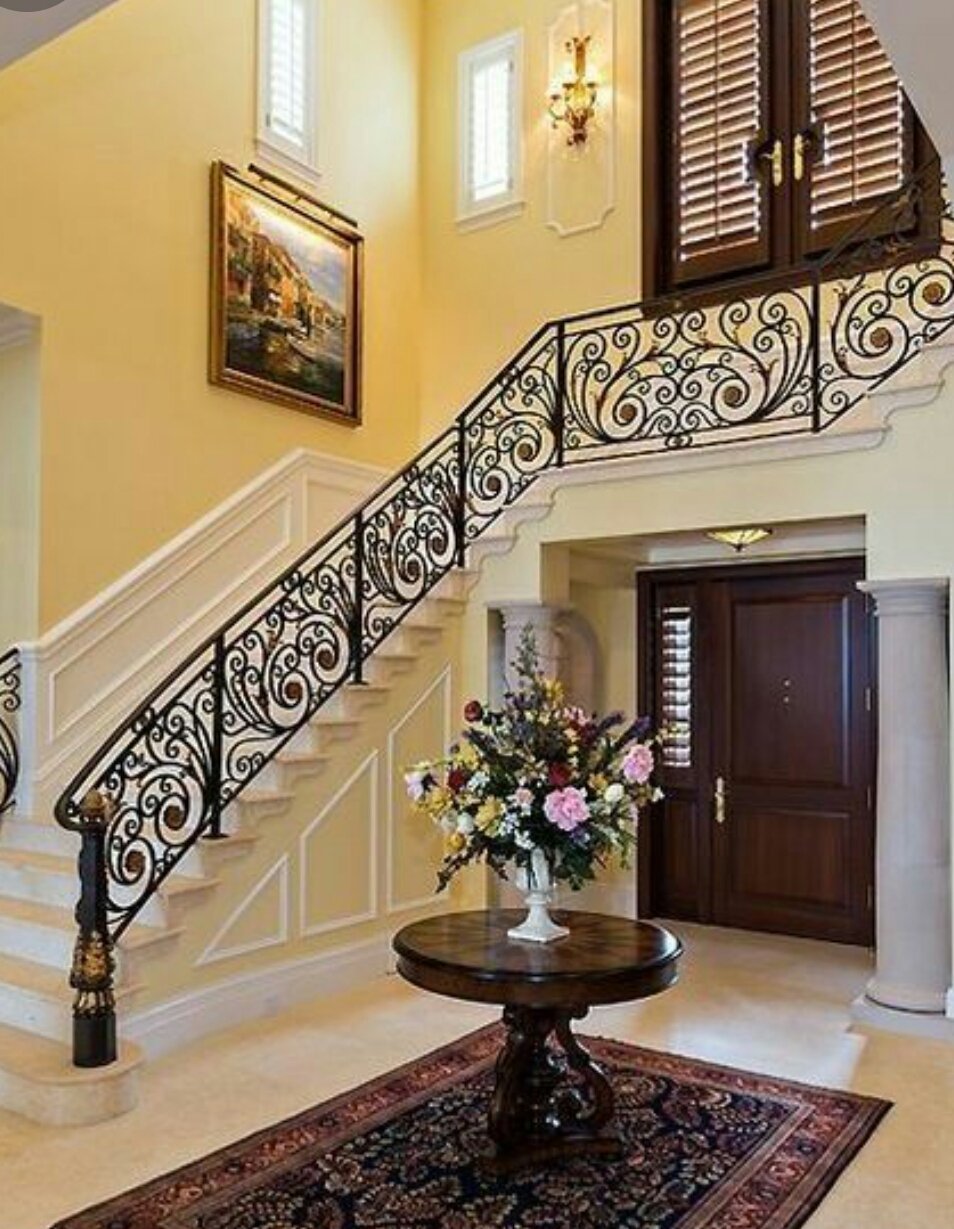 Классические кованые лестницы в доме