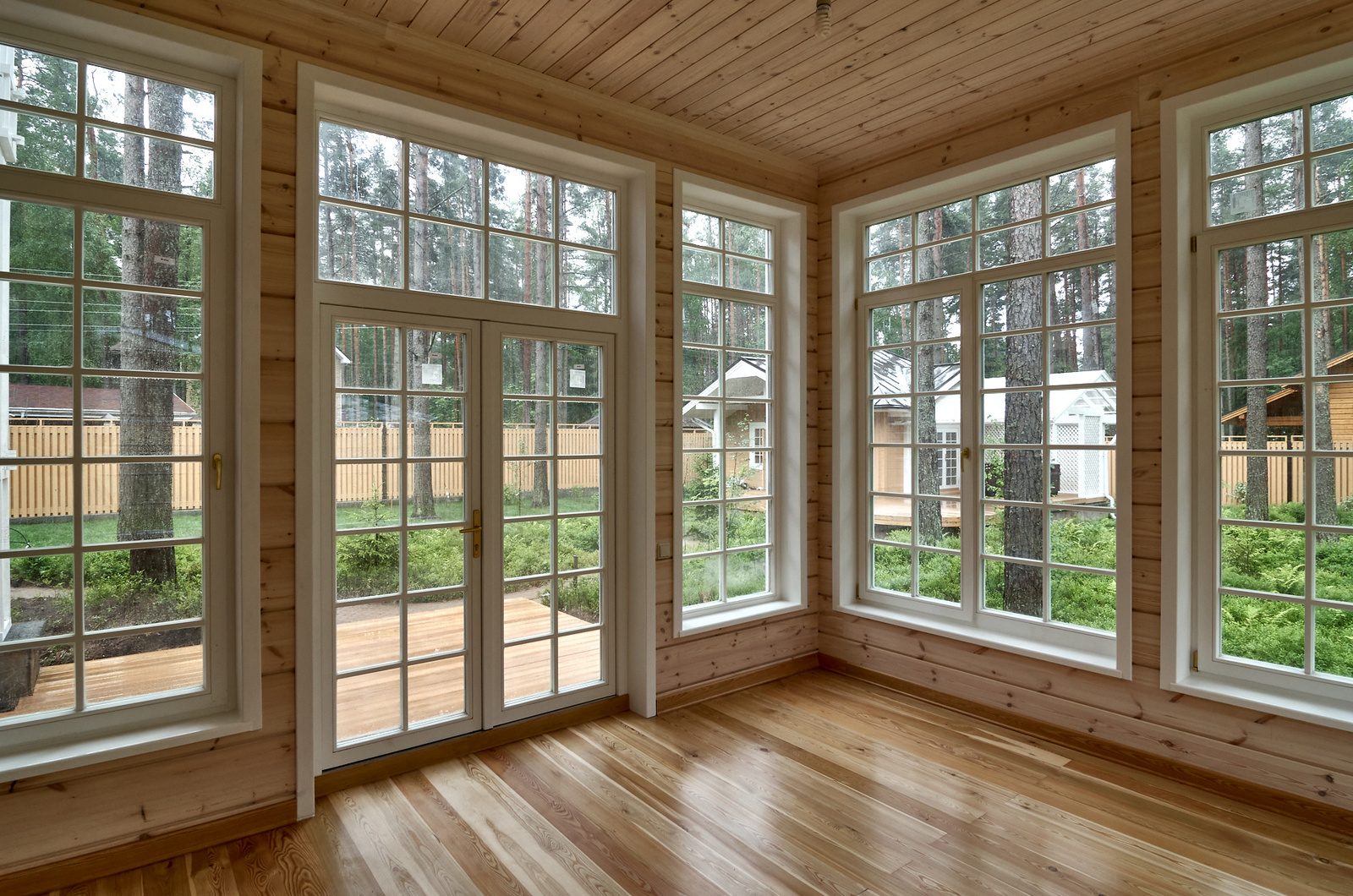 Окна в пол в загородном доме: особенности, 100 фото красивых примеров