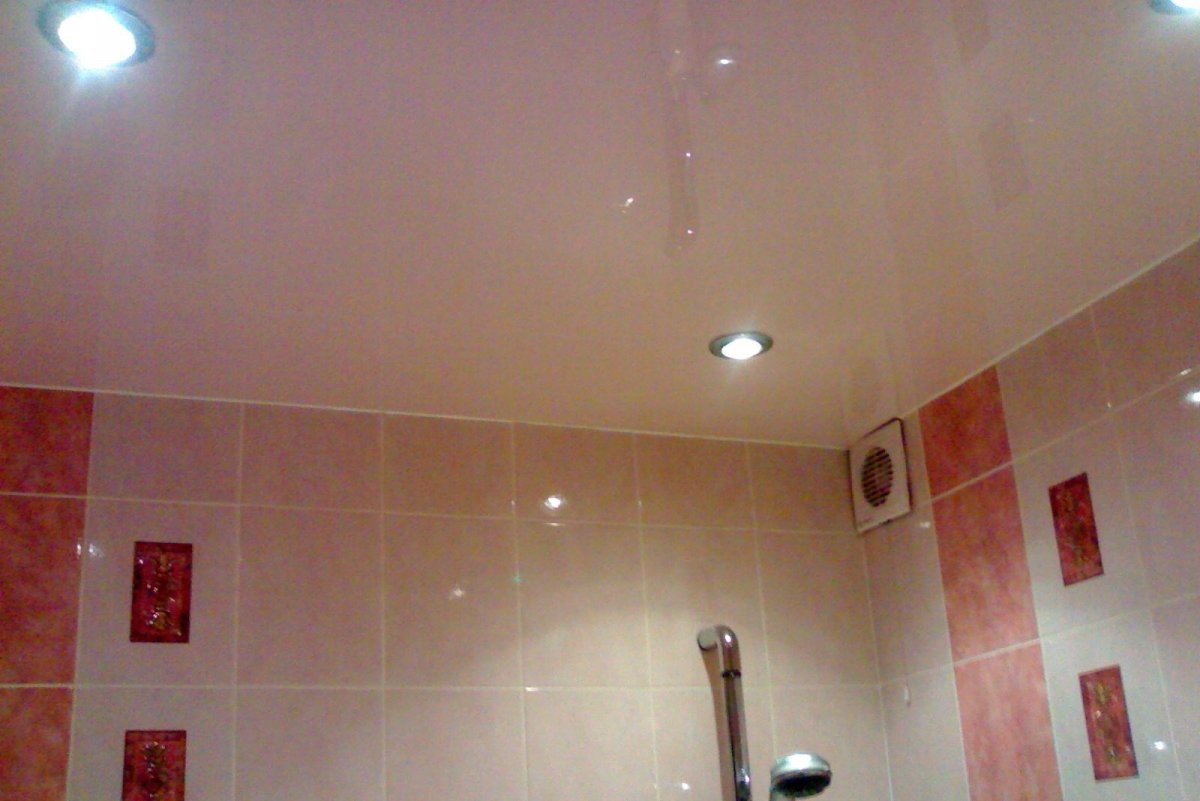 Можно ли установить в ванной комнате натяжной потолок: плюсы и минусы его монтажа