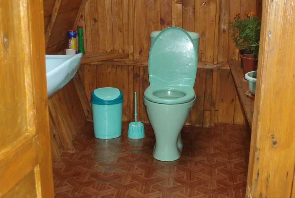 Туалет на даче с унитазом своими руками, септик