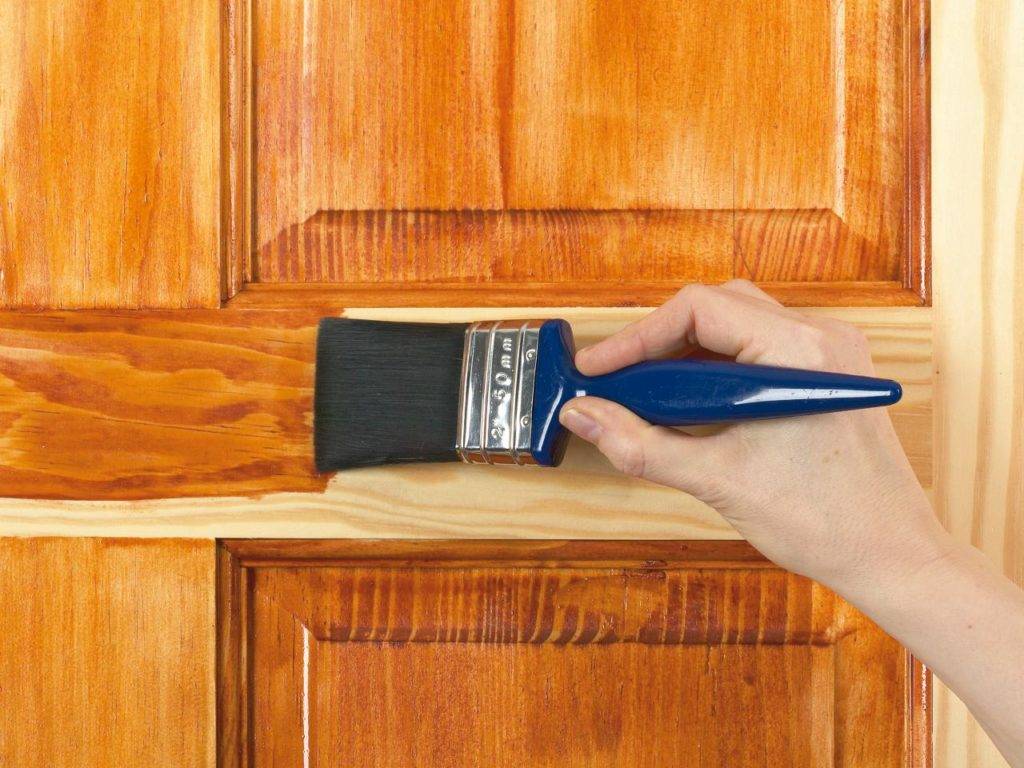 Покраска деревянных дверей: как покрасить дверь из дерева своими руками