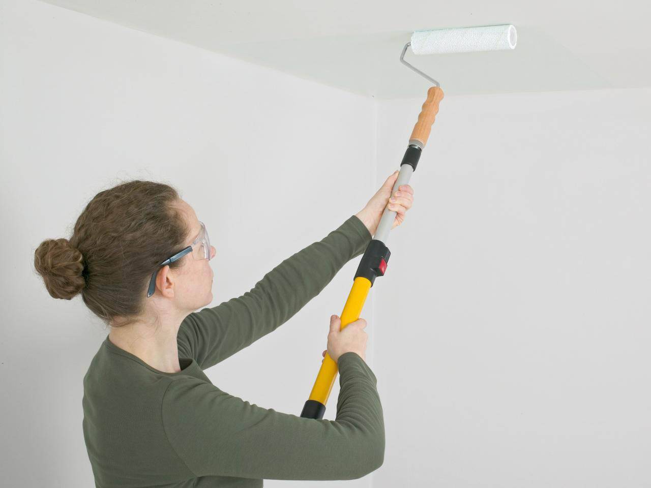 Покраска стен водоэмульсионной краской - подготовка и техника нанесения