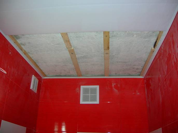 Как обшить потолок пластиковыми панелями в ванной?