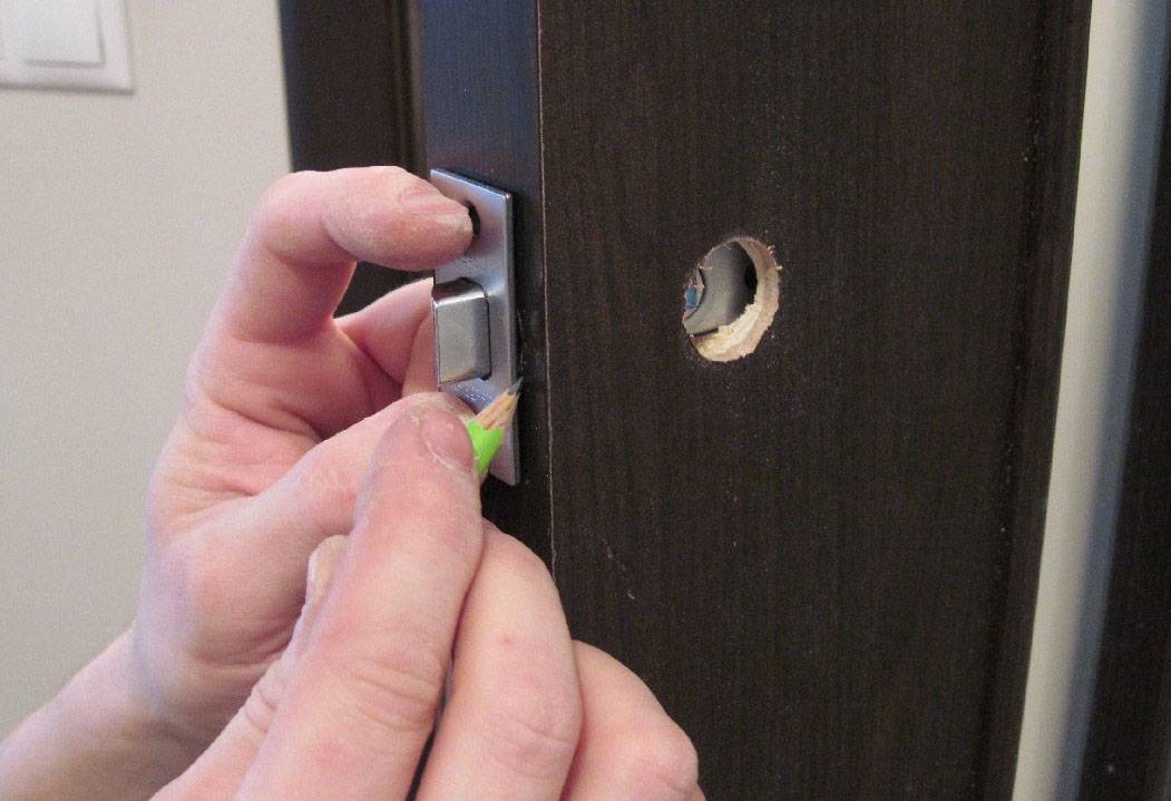 Установка дверной ручки на межкомнатную дверь: видео, высота и схема расположения