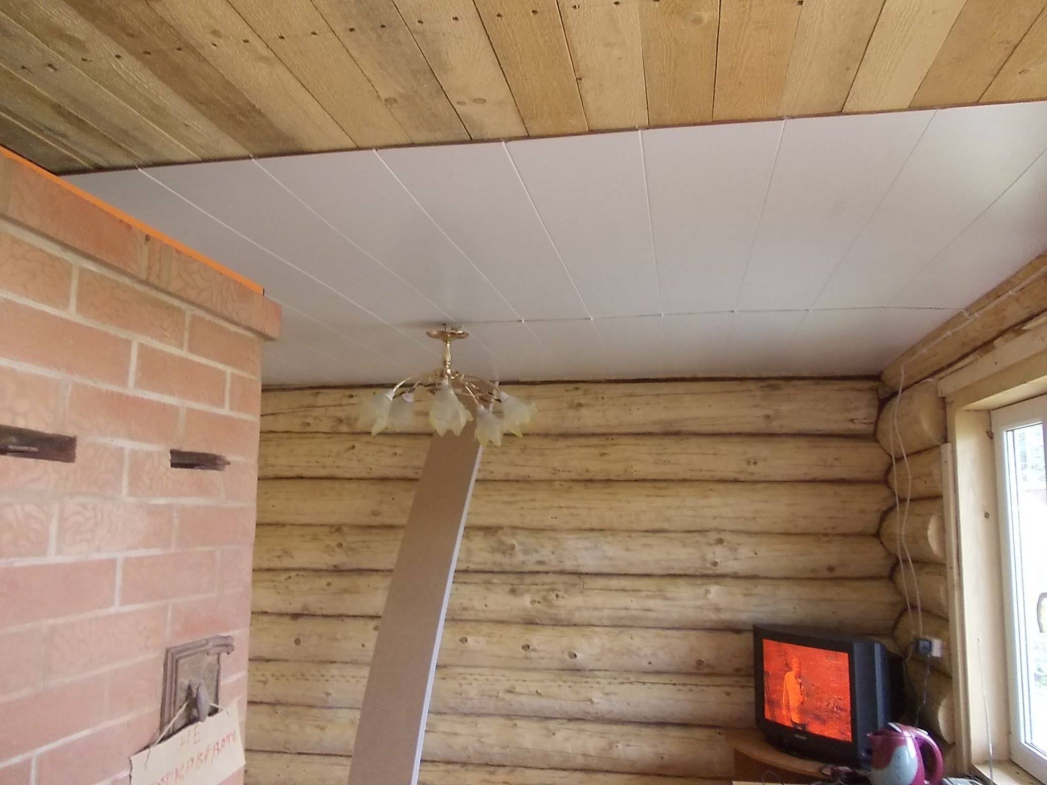 Отделка потолка в деревянном доме: как шпаклевать деревянный потолок