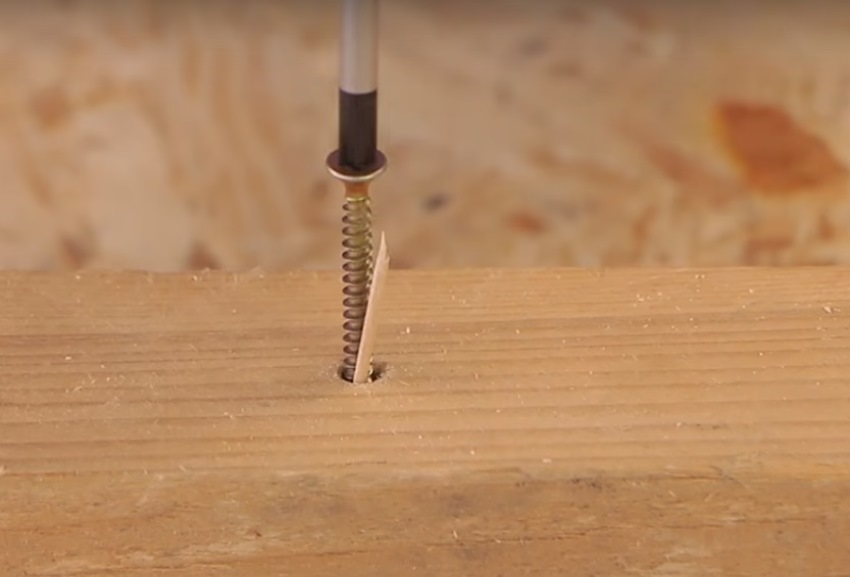 шуруп закручивается. вкручивание самореза в дерево. саморез для пластика. вкручивание шурупа. закручивает шуруп.