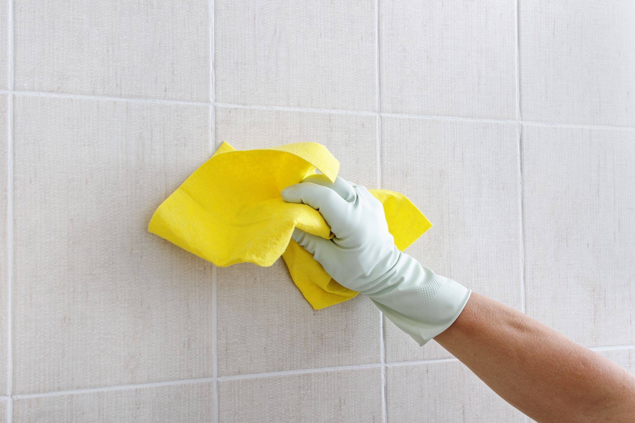 Чем отмыть желтое в ванной. Мытье кафельной плитки. Мытье стен. Для мытья стен в ванной. Мытье кафеля в ванной.