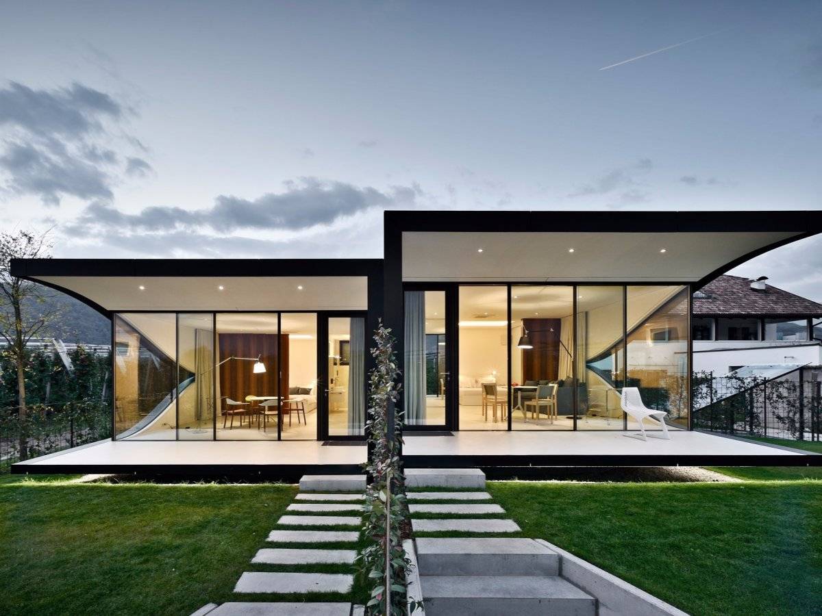 Двухэтажные дома со стеклянными стенами