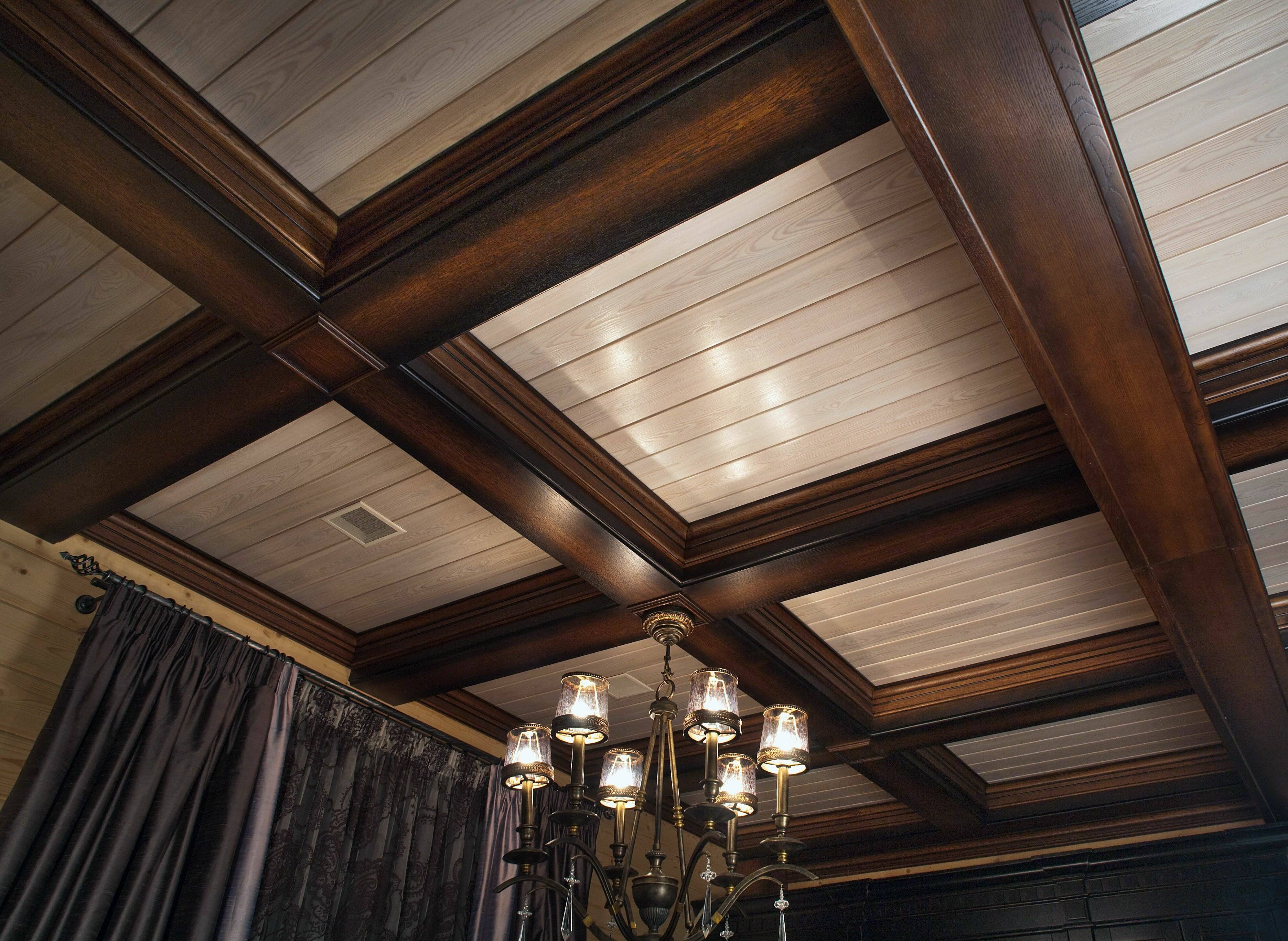 Кессонный потолок: деревянный в спальне на фото прямоугольный, гибкий плинтус и монтаж