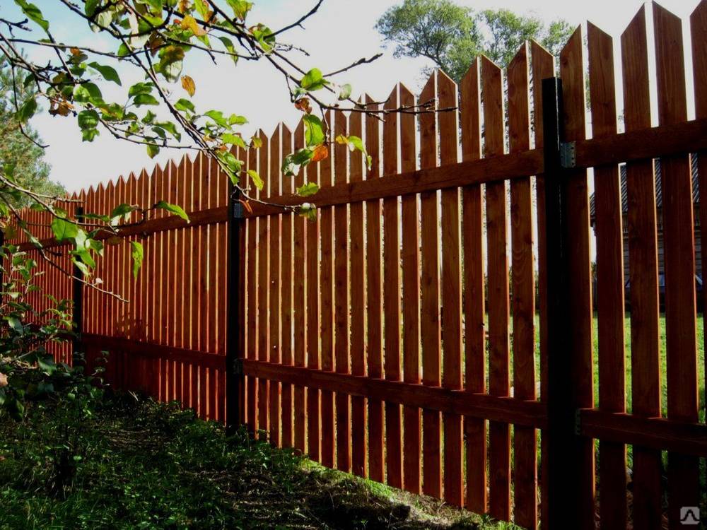 Деревянный забор на металлических столбах: делаем забор своими руками с фото инструкциями