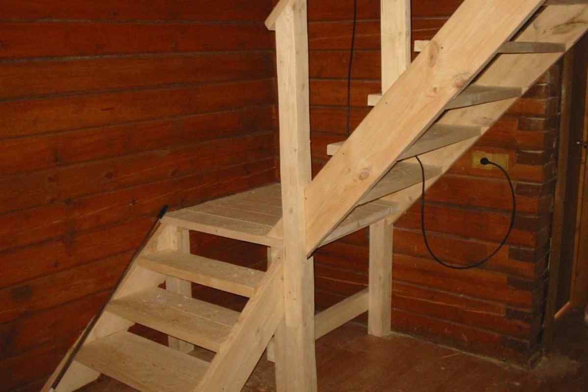 Построить лестницу своими руками. Простая деревянная лестница. Лестница на второй этаж своими руками. Самодельная деревянная лестница. Лестница деревянная на второй.