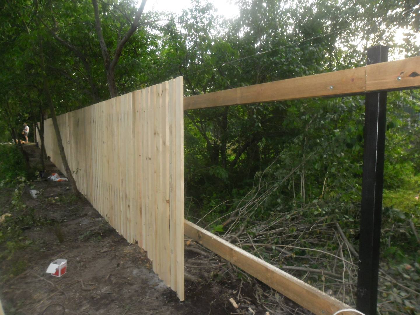 Деревянный забор на металлических столбах своими руками