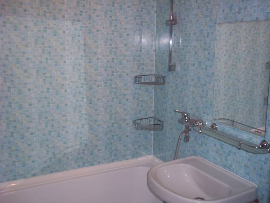 Обшить ванную комнату пластиковыми панелями своими руками: инструкция (фото и видео)