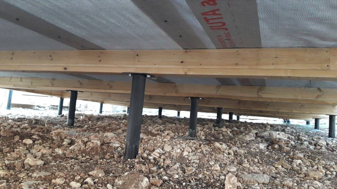 Утепление пола в деревянном доме на винтовых сваях