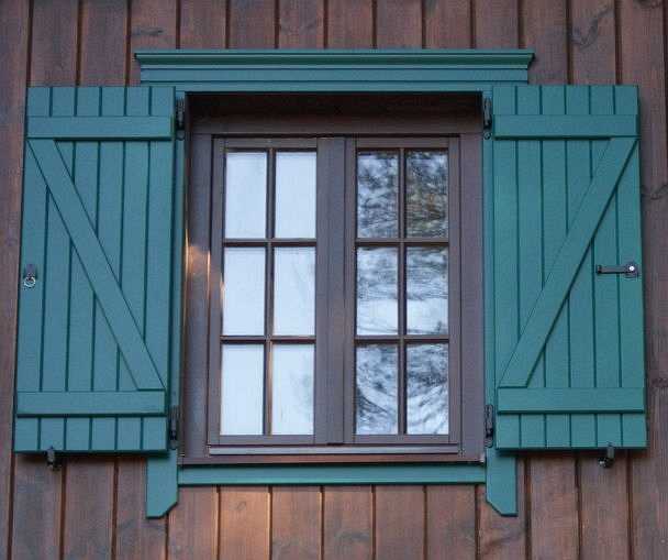 Как поставить деревянные ставни на окна для дачи и дома своими руками +видео