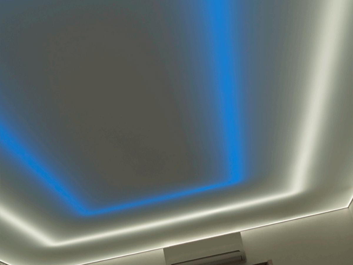 Подсветка внутри потолка. Натяжные потолки с подсветкой. Натяжной потолок со светодиодной подсветкой. Потолок с подсветкой изнутри. Прозрачный потолок с подсветкой.