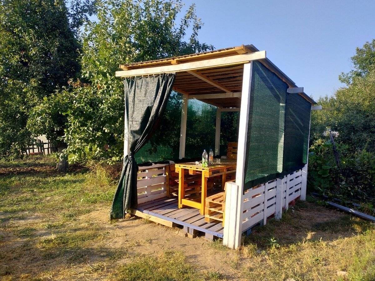 Пол из поддонов в беседке