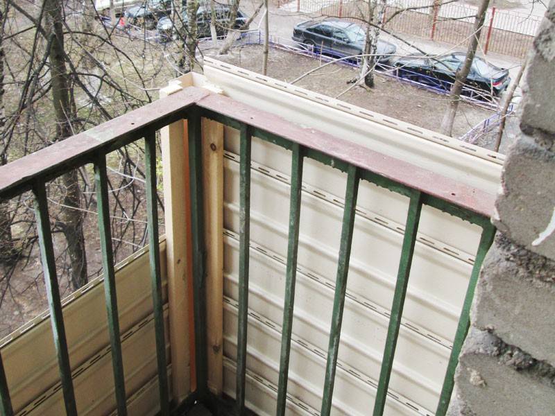 Как своими руками выполнить внешнюю обшивку балкона профлистом?