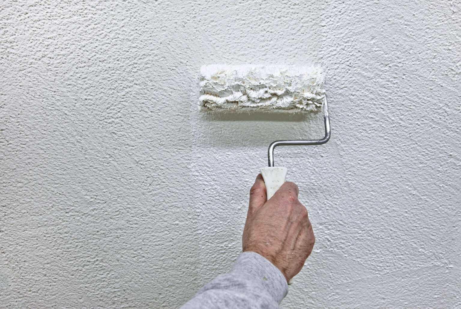 Грунтовка потолка и стен акриловая: как наносить и каким валиком под штукатурку лучше