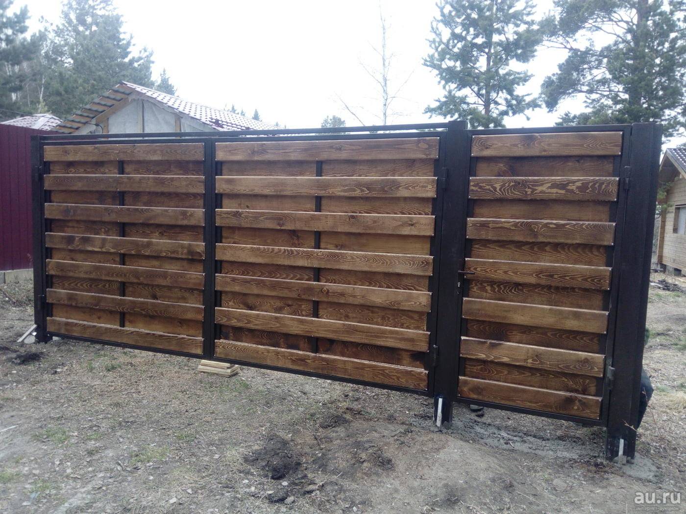 Деревянный забор на металлических столбах своими руками: инструкция