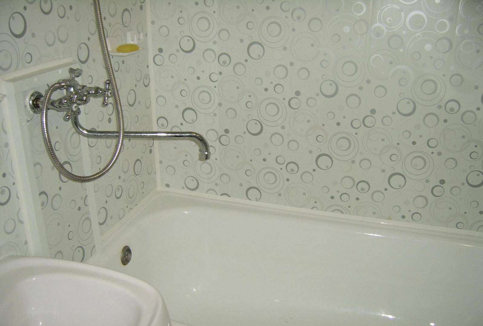 Как обшить ванную пластиковыми панелями?