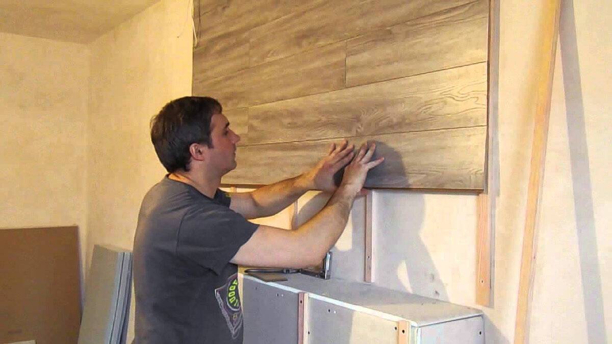 Как крепить ламинат на стену: горизонтально или вертикально, способы с кляймером, обрешеткой и другие