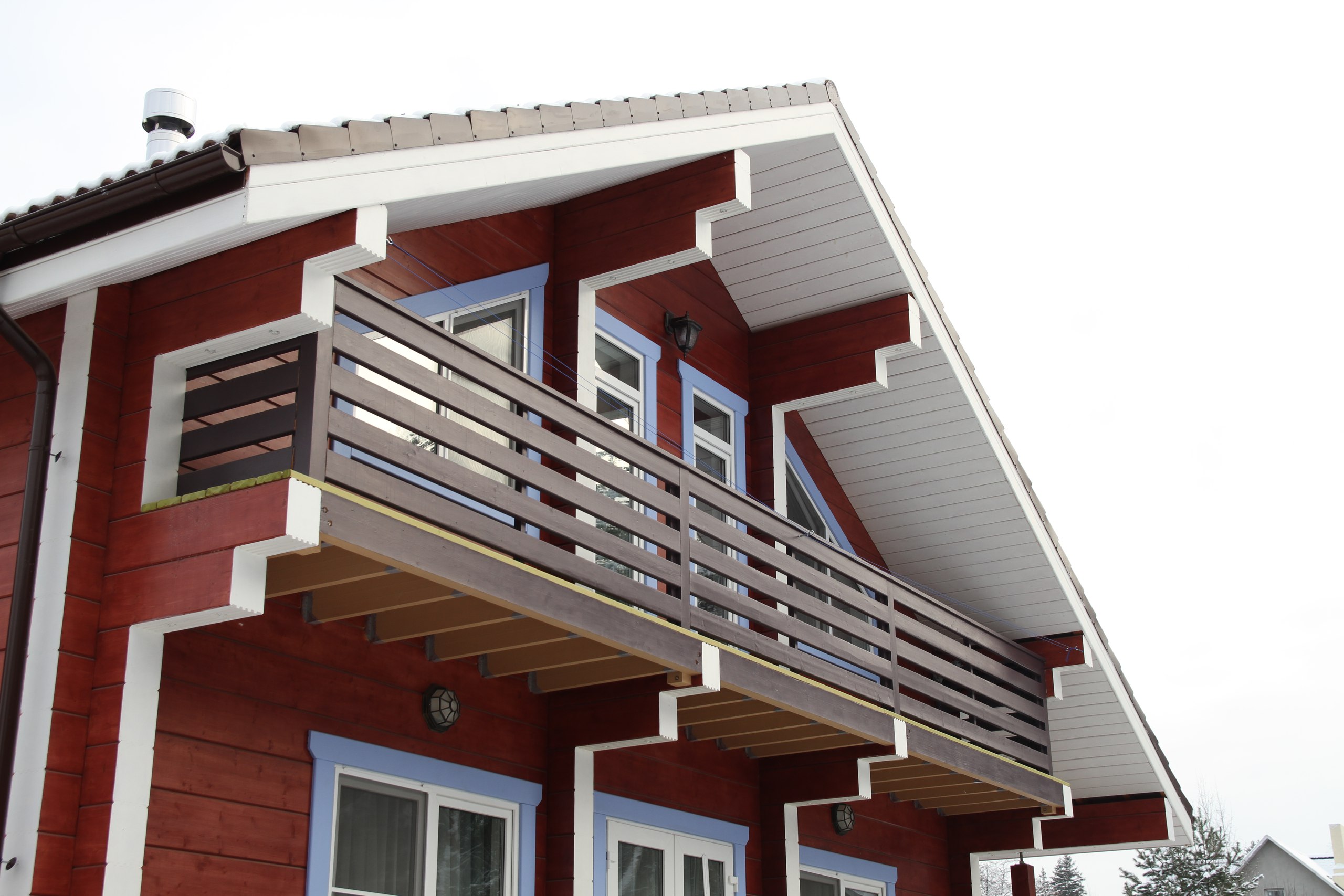 12 красивых примеров покраски деревянных домов, которые вдохновят на обновление фасада