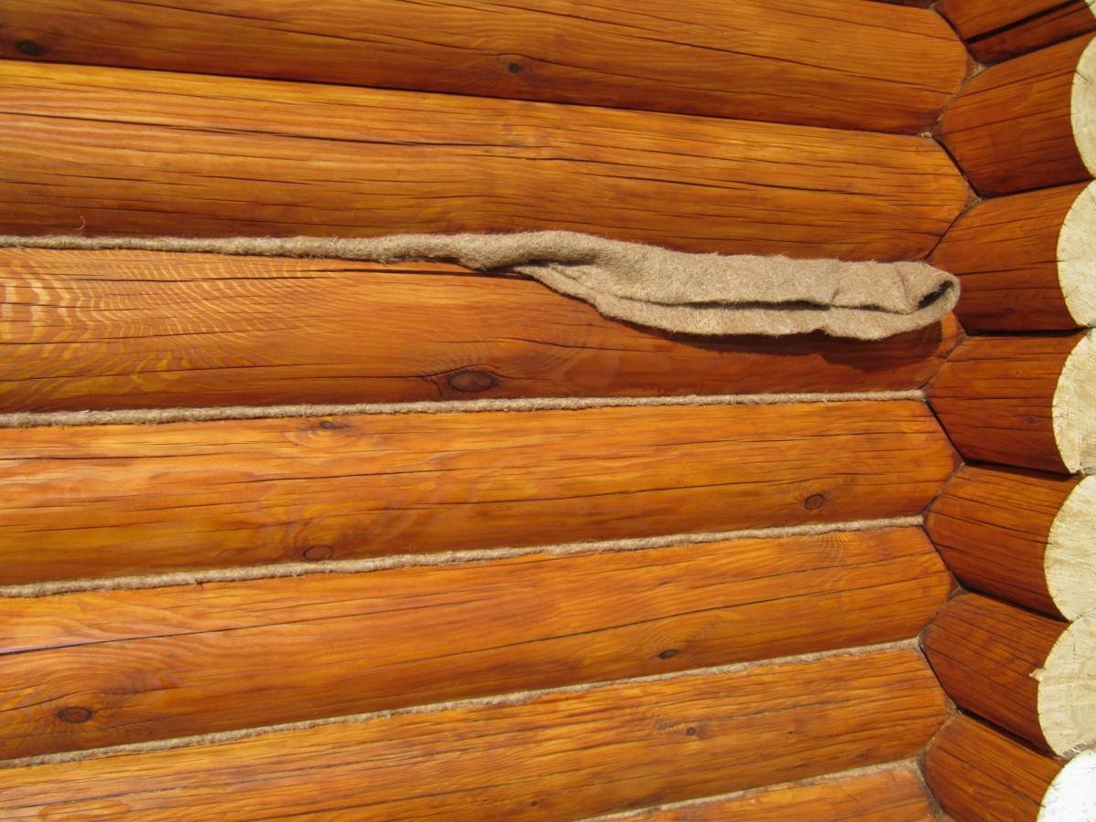 Утепление деревянного дома: что выбрать, герметизацию или конопатку?