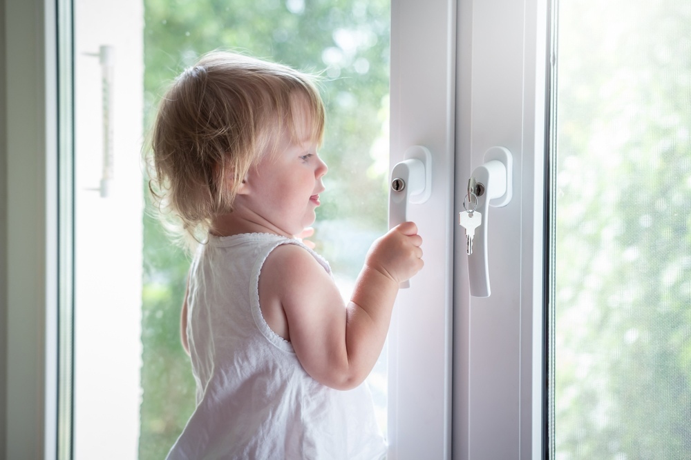 Безопасные окна для детей - советы специалиста по выбору фурнитуры
