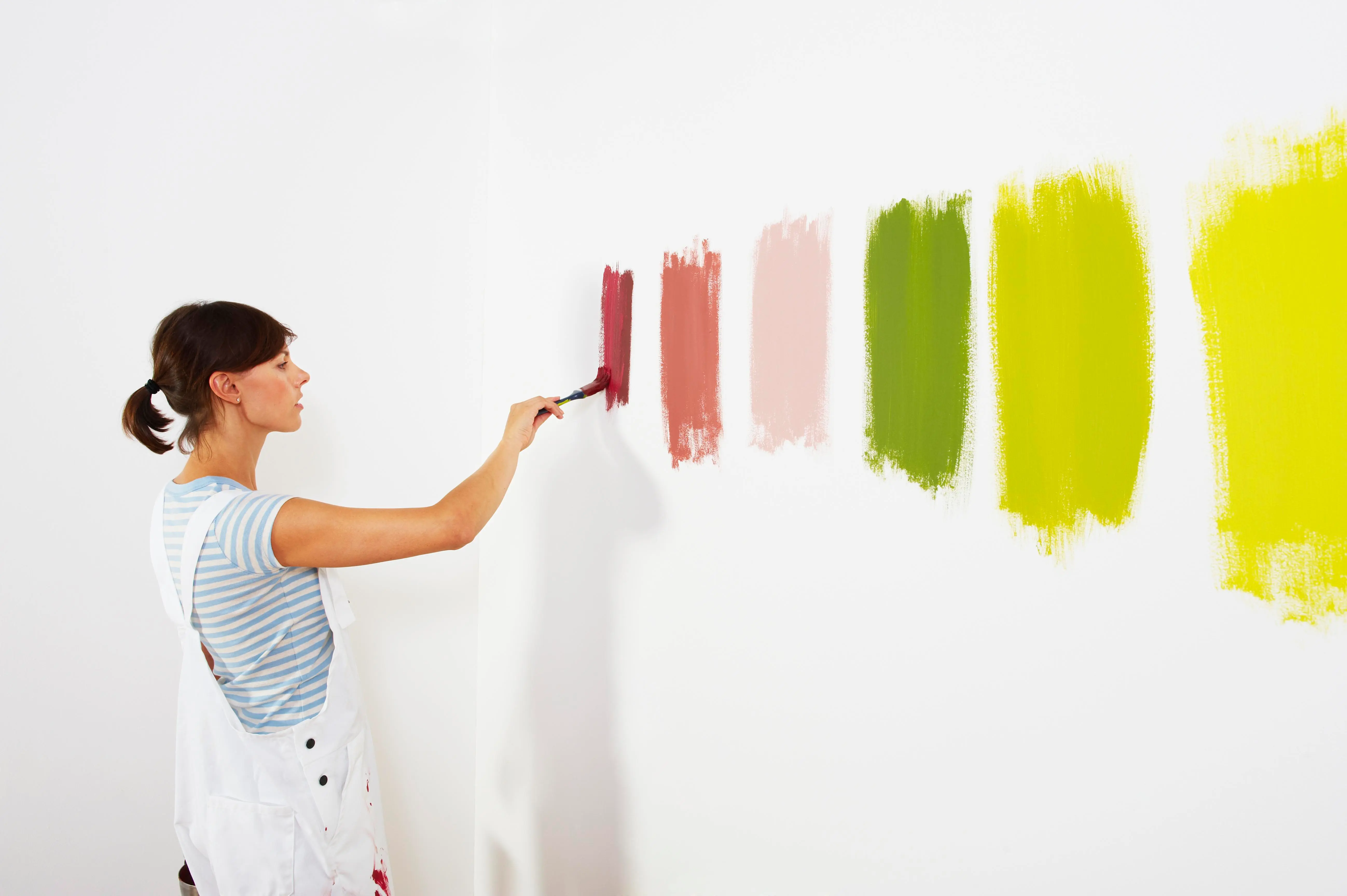 Как оригинально покрасить стены дома своими руками: советы и выбор краски