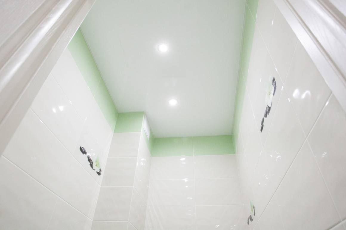 Преимущества, недостатки и варианты дизайна натяжных потолков в туалете