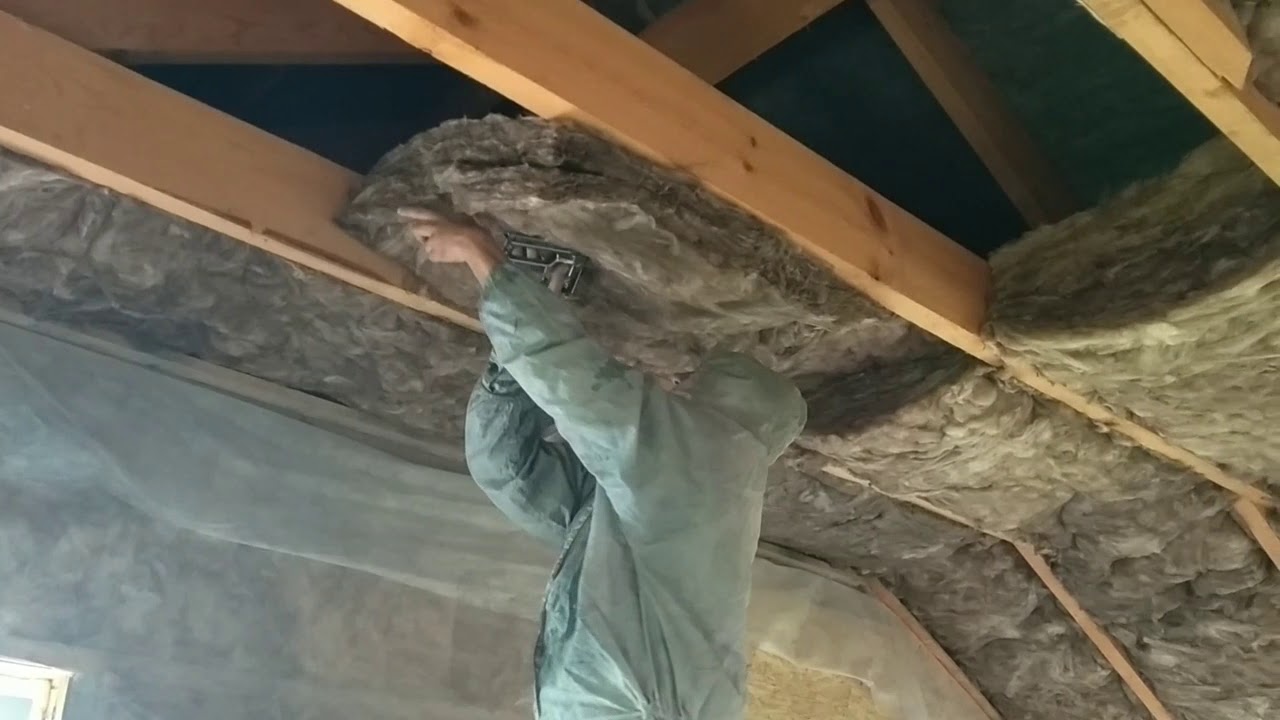Как сделать утепление потолка в каркасном доме с холодной крышей: устройство своими руками- обзор +видео