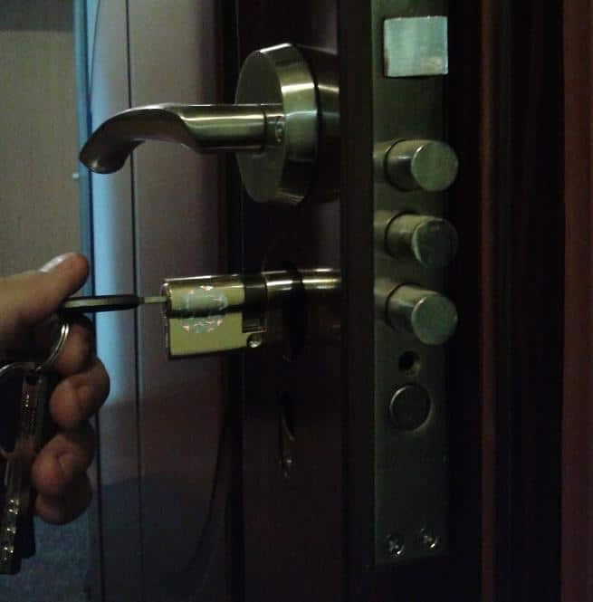 Как заменить личинку замка входной двери без ключа своими руками, пошаговая инструкция