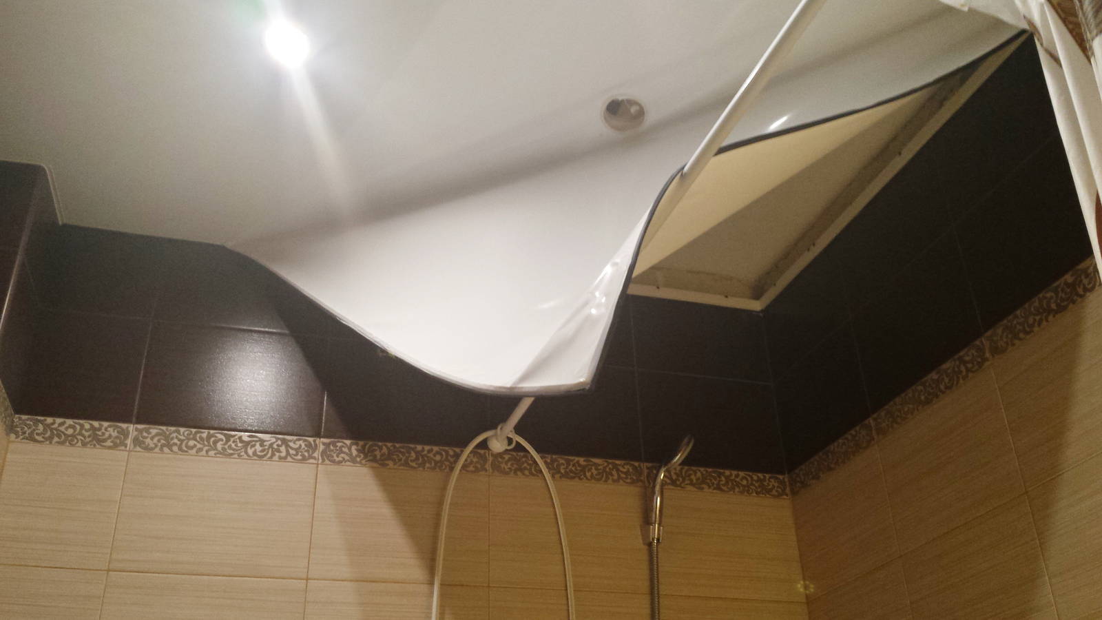 Как правильно выбрать натяжной потолок для ванной, плюсы и минусы материала