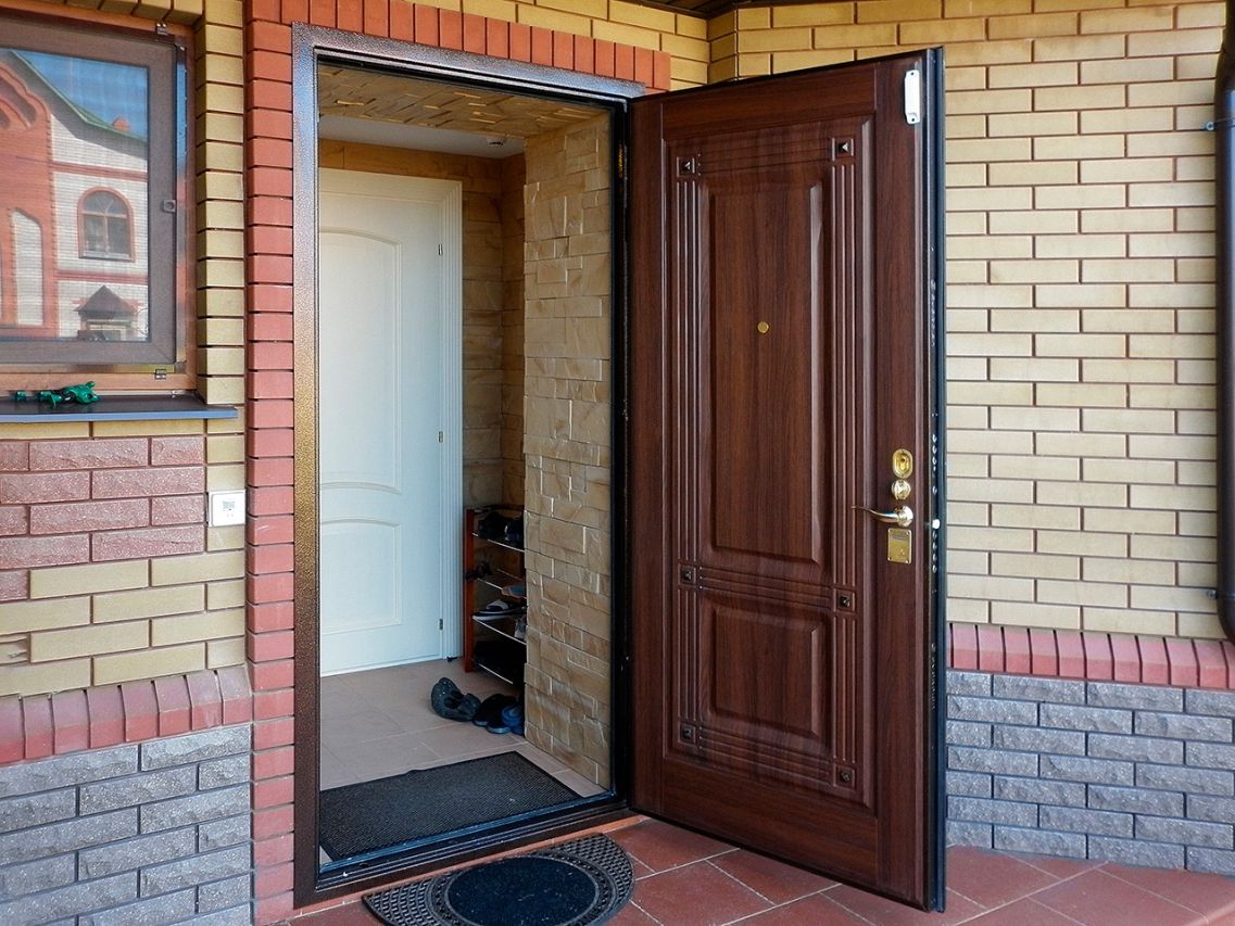 Как правильно выбрать входную дверь в частный дом или квартиру