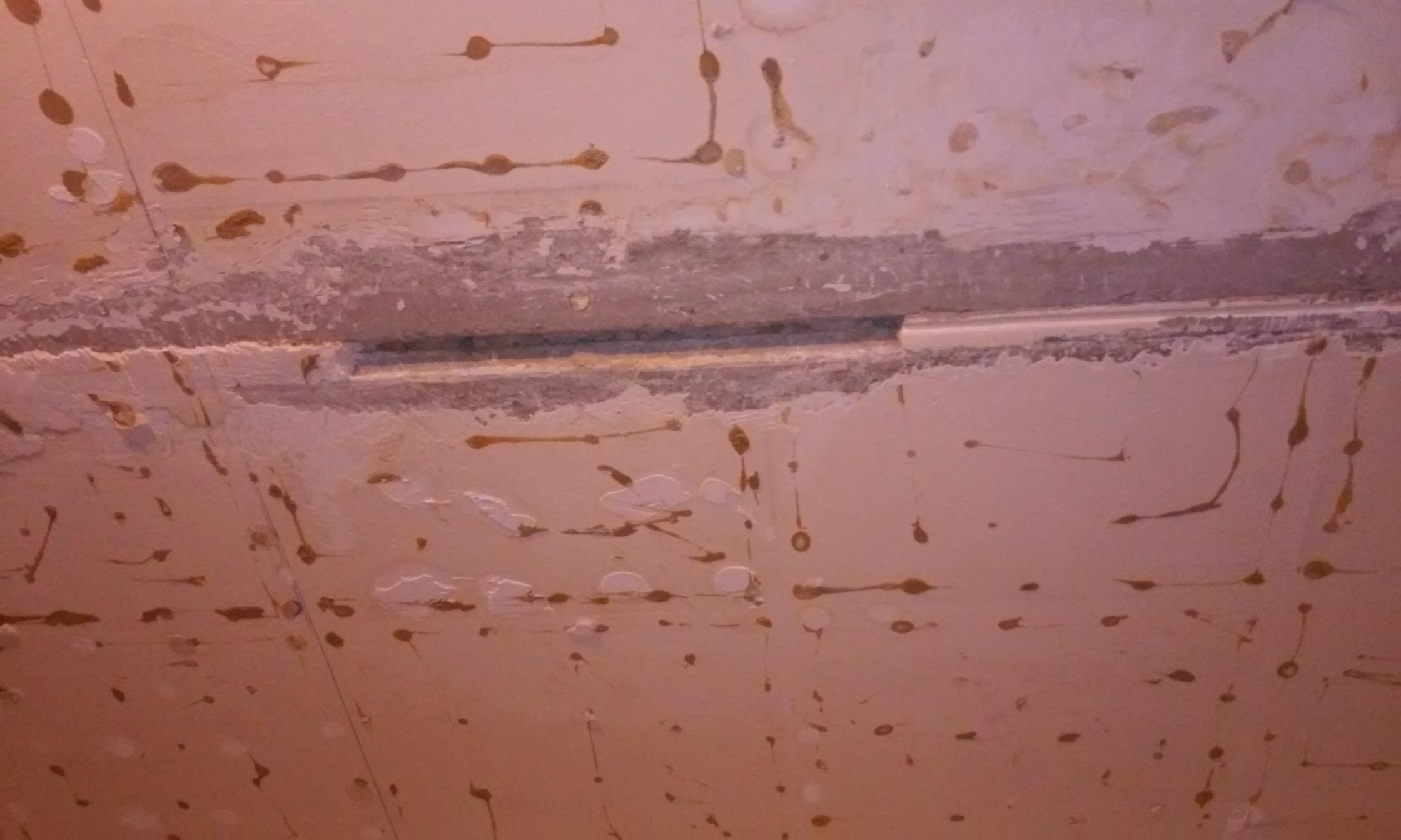 Чем отмыть потолочные. Клей потолочная плита эффект. Высохший потолок от воды. Плитка на старый клей потолочная. Как удалить пенопластовые плитки с потолка.