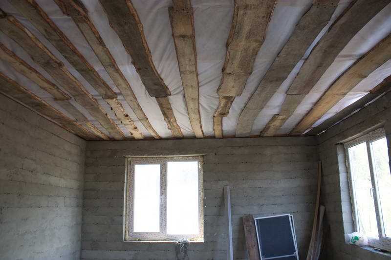 Чем выровнять потолок в деревянном доме. когда нужно выравнивать деревянный потолок