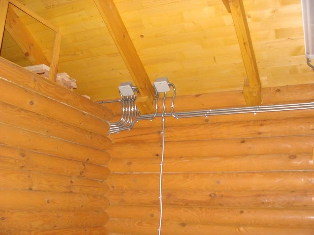 Какие требования к электропроводке в деревянном доме